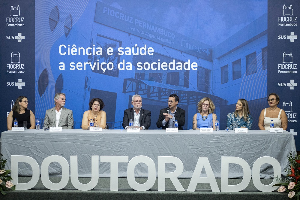 imagem das lideranças da Fiocruz na mesa oficial. Ao meio, Juliano Lima falando ao microfone