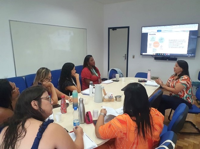 Participantes da oficina com a analista Priscila Lucas